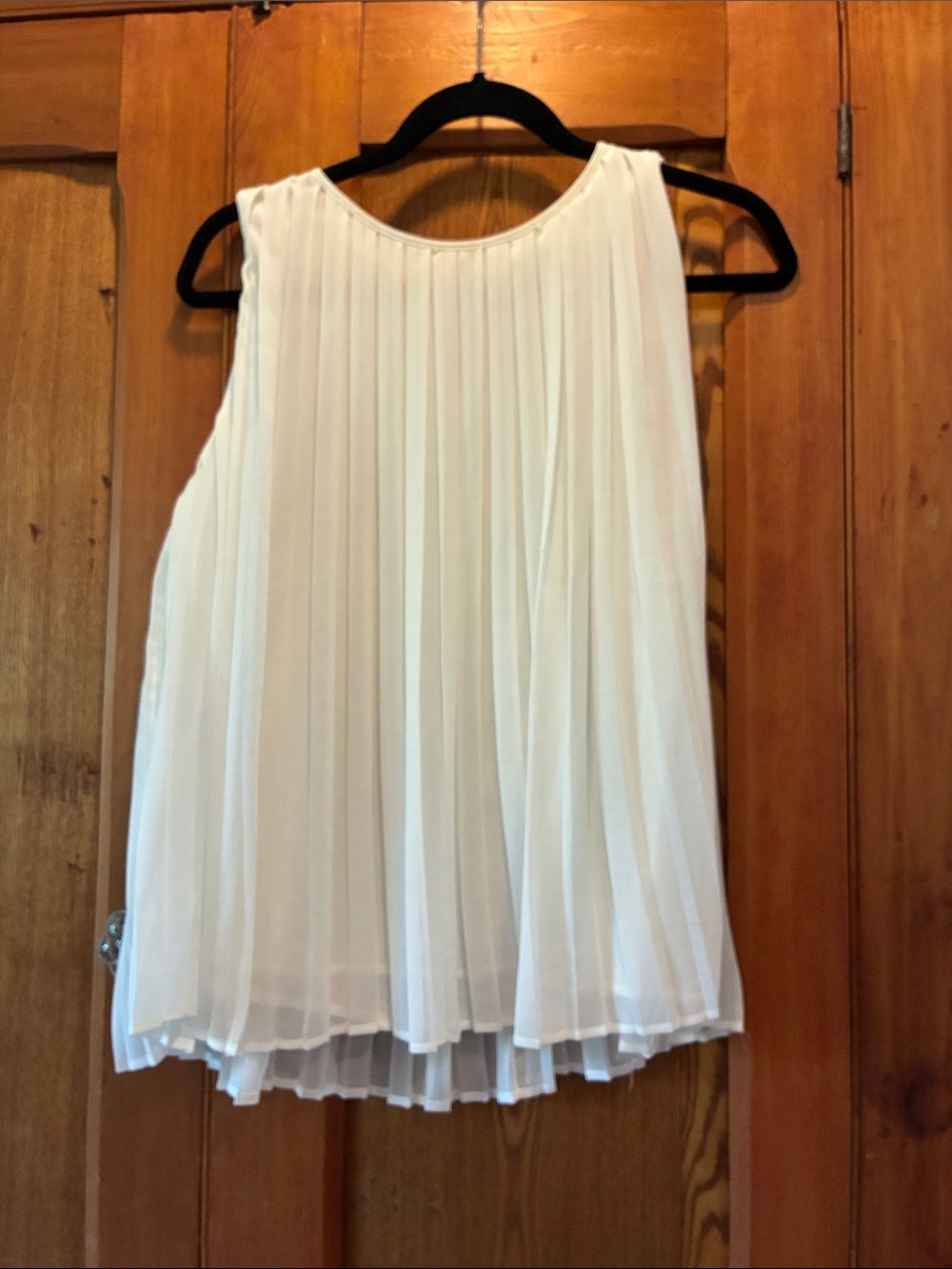 10/25$ 🥳 Pleated Sleeveless White Blouse